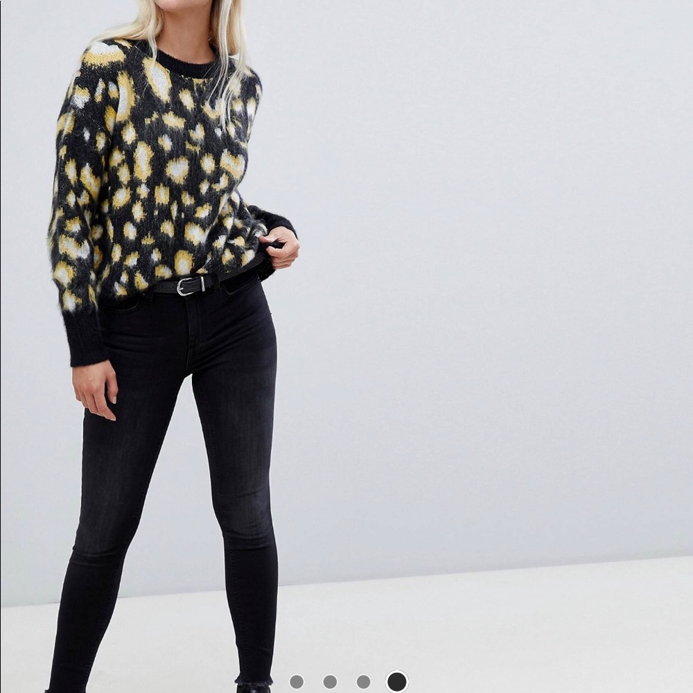 Leopard Sweater - Picture 4 of 4